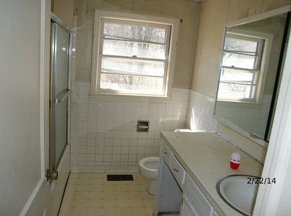3rd image of 229 Circle Dr W