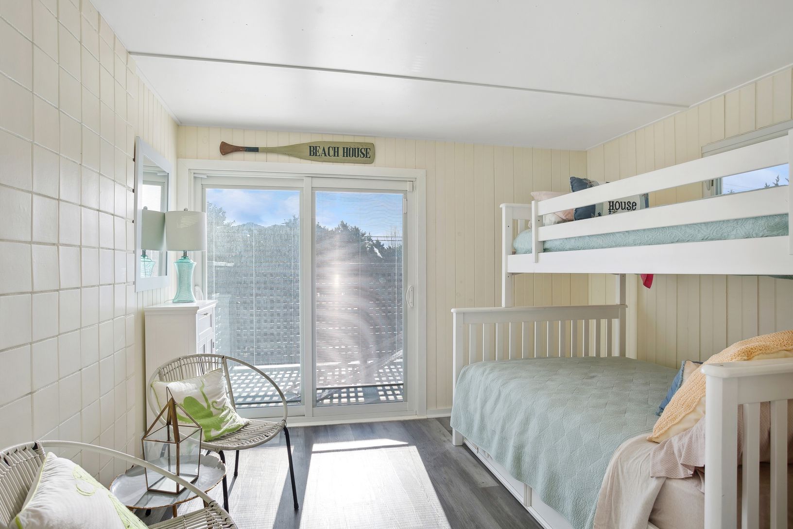  Beachy bedroom with balcony