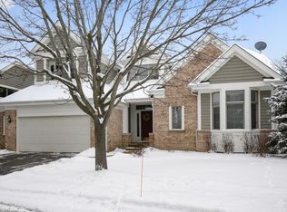 271 Course Dr, Lake In The Hills, IL 60156