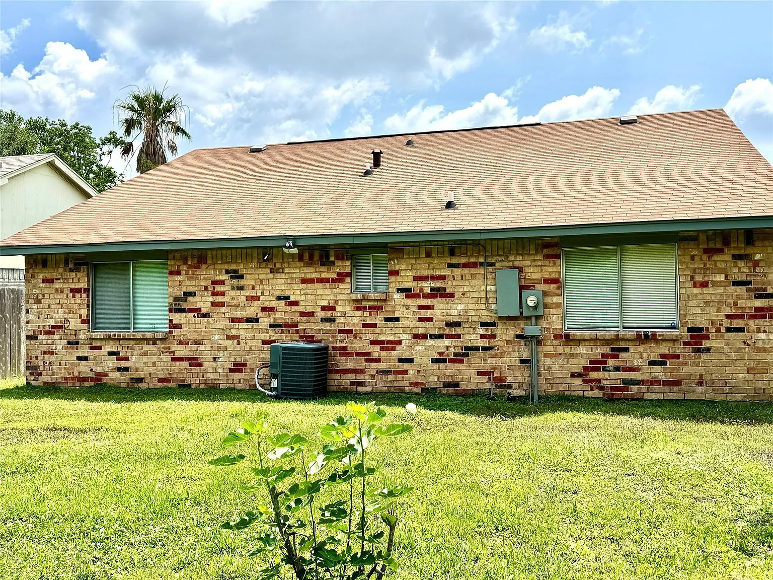 3 bed, 2.0 bath, 1143 sqft, $1,700 — Photo 2
