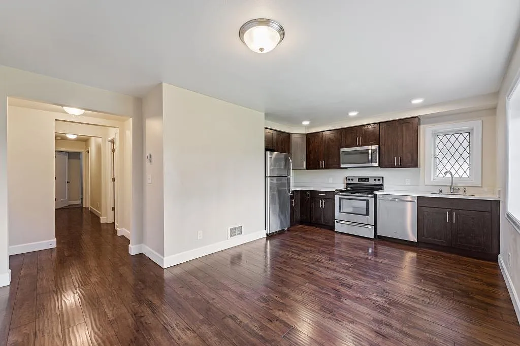 2038 Yale Ave E - 3 bedrooms — Photo 4