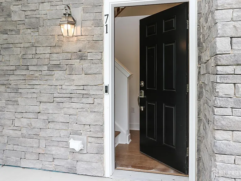 71 Veterans Way — Photo 2