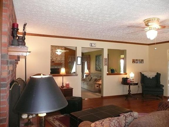 3rd image of 6386 Youngland Dr S