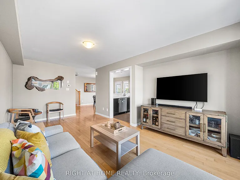 291 Woodley Cres — Photo 11