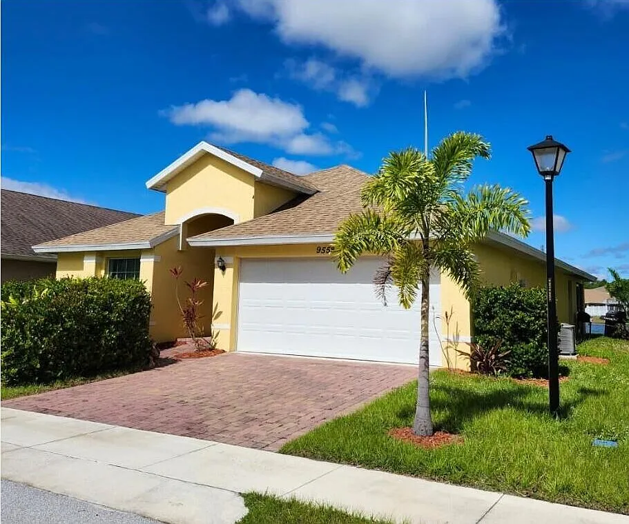 3 bed, 2.0 bath, 1596 sqft, $2,500 — Photo 2