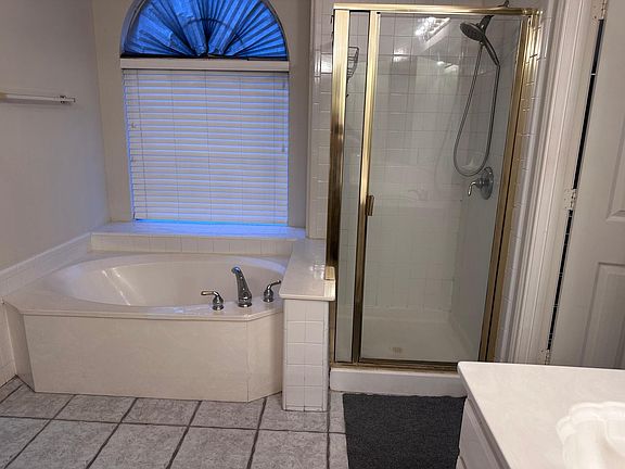 4th image of 2307 Bay Lakes Ct