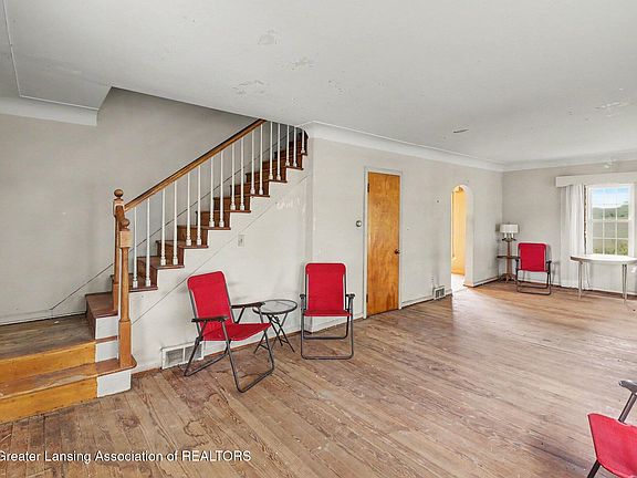2nd image of 1136 S Nichols Rd