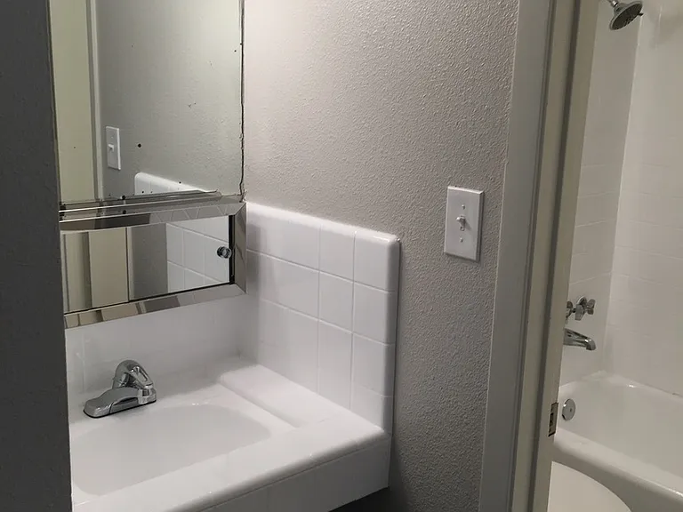 Elmwood Pl. Apts. — Photo 23