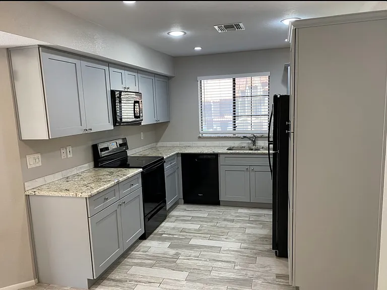 1905 E University Dr — Photo 4