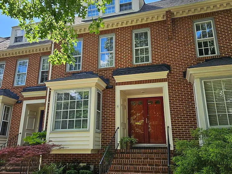 817 Botetourt Gdns — Photo 2