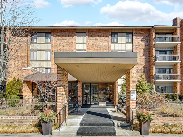 201 Lake Hinsdale Dr APT 304, Willowbrook, IL 60527