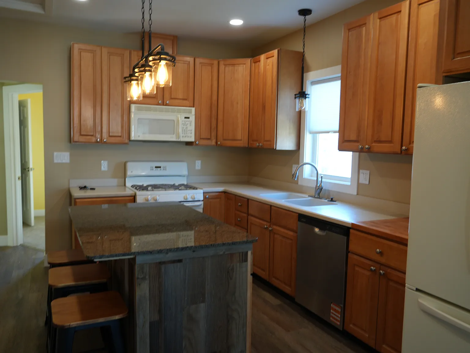 3 bed, 1000 sqft, $1,500 — Photo 4