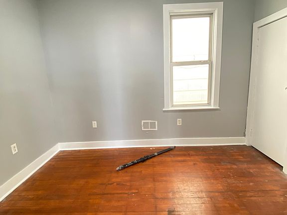 3rd image of 392 Seymour Ave Floor 1