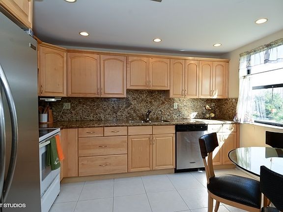 3rd image of 411 Poinciana Dr