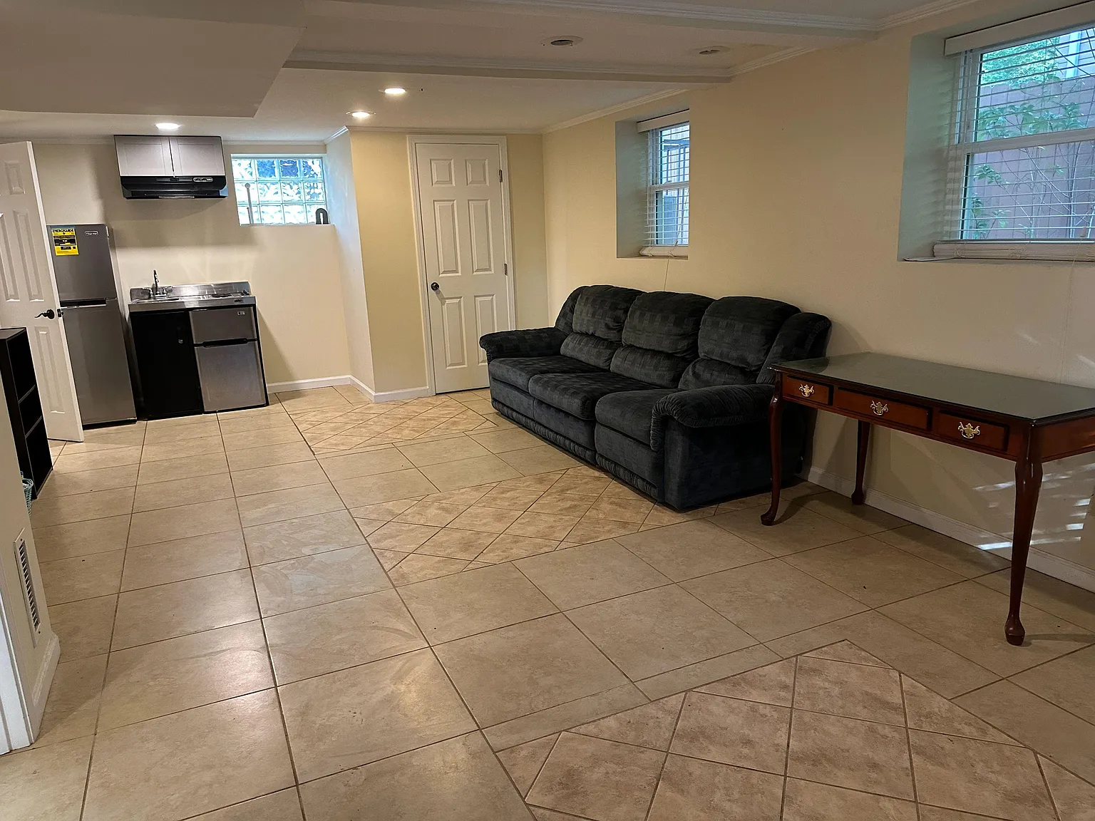 4 bed, 1.0 bath, 750 sqft, $1,797 — Photo 2