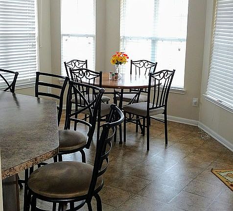 Kitchen bar/breakfast nook