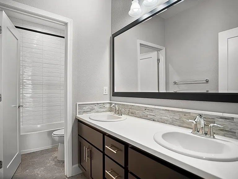 Upstairs Full Bathroom