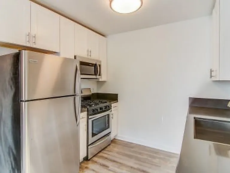 570 N Los Robles Ave — Photo 31