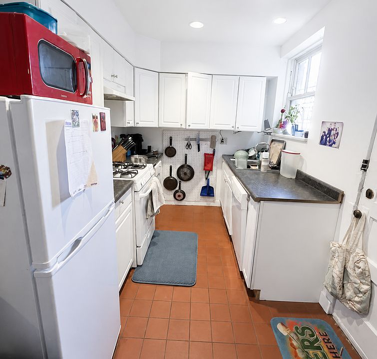 1st image of 646 W Oakdale Ave #2R