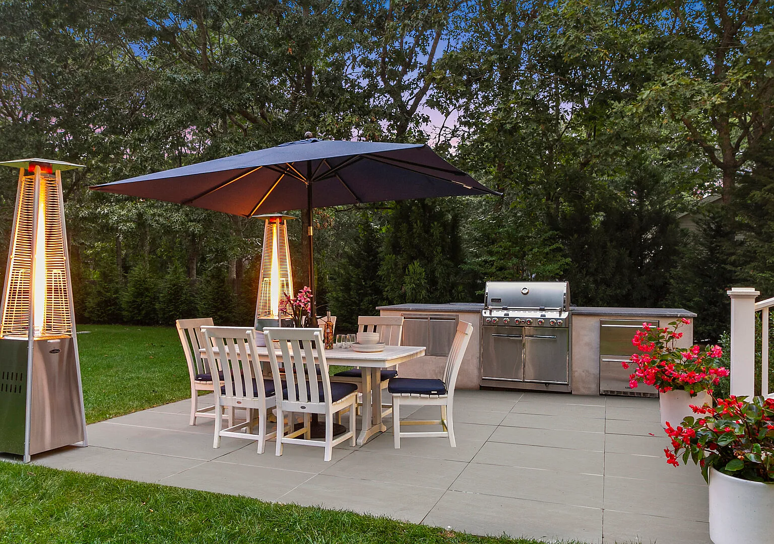 Charming East Hampton Home, Elegantly Furnished with Pool and Spa — Photo 3