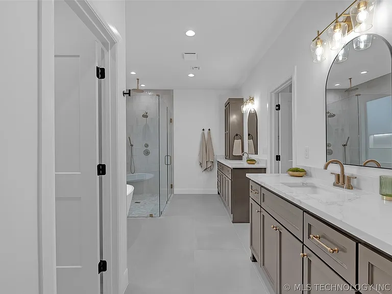 515 W El Paso St — Photo 46