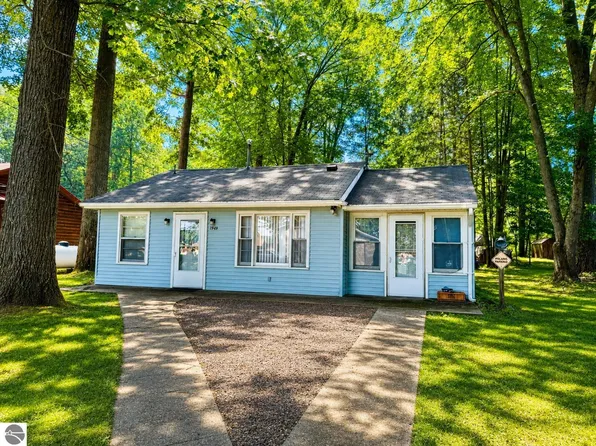 1949 Wolf Lake Dr, Baldwin, MI 49304