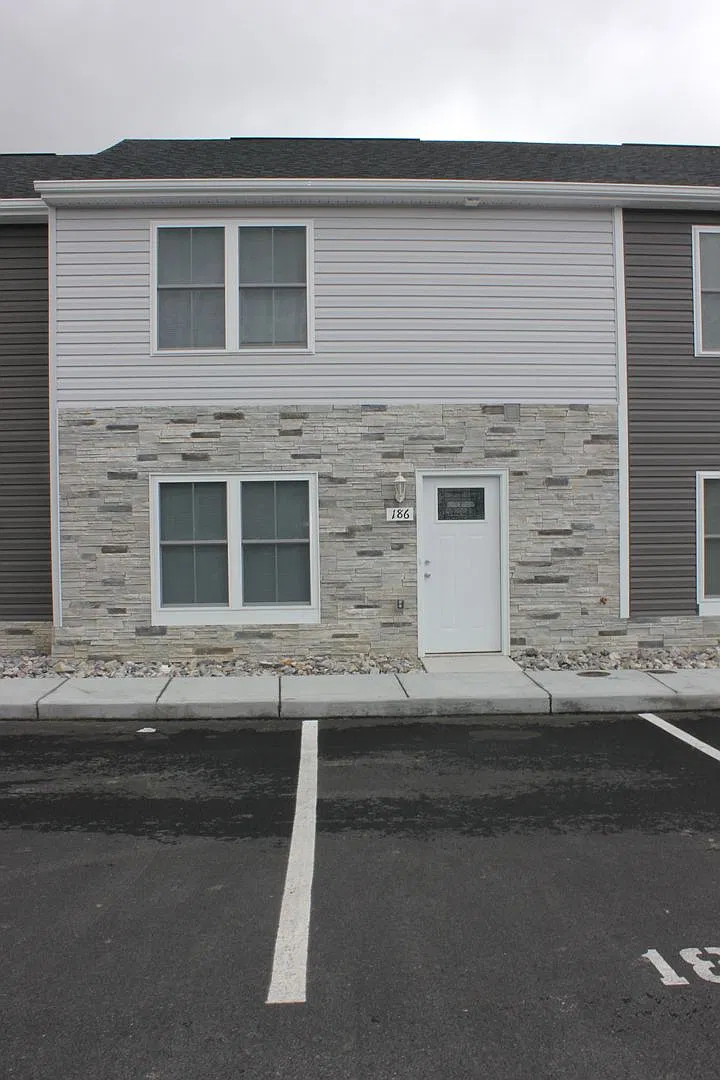 Townhouse for Rent in Broadway — Photo 1