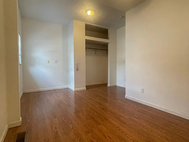321 E College St — Photo 10