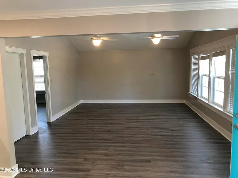 945 Finley St — Photo 2