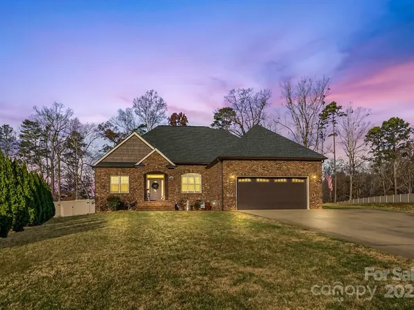 1490 Kensington Park Ct, Hickory, NC 28602
