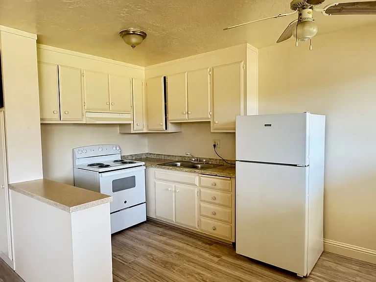 Lake Crest Apartments — Photo 4