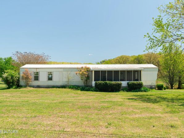 1719 Circle Lake Dr, Dandridge, TN 37725