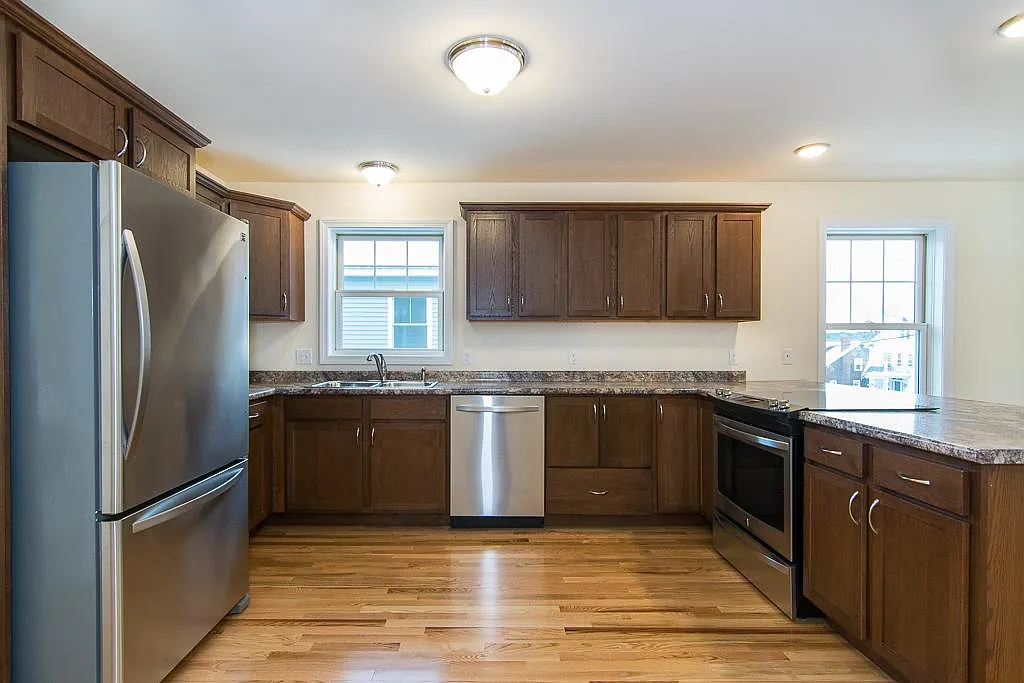 4 bed, $4,200 — Photo 2