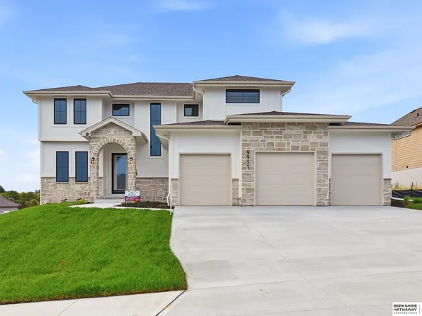 9911 Cimarron St, Papillion, NE 68046