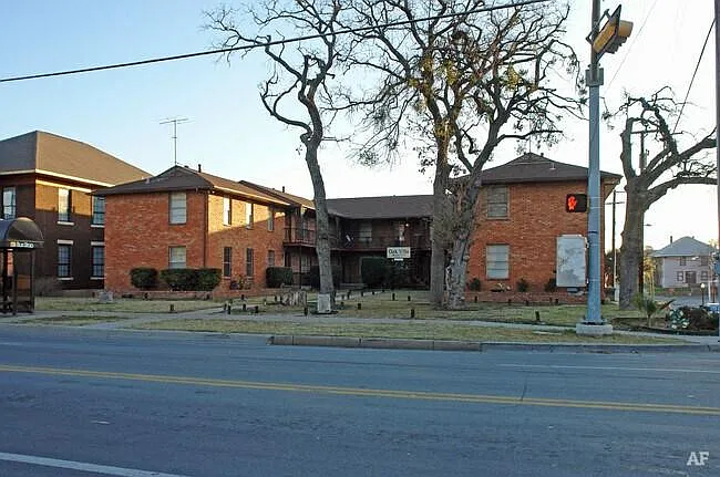 900 N Marsalis Ave