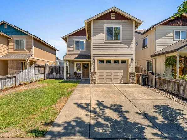 333 Bayou Pl, Grants Pass, OR 97526