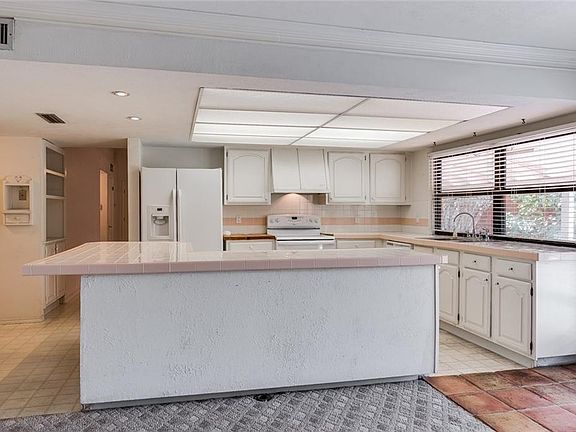 4th image of 6205 Fallbrook Dr