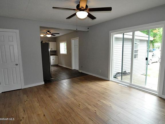5th image of 805 Lake St NE