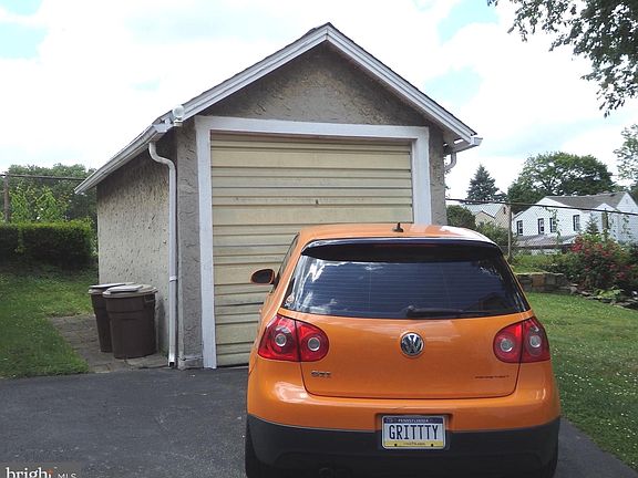 3rd image of 2440 Linden Dr