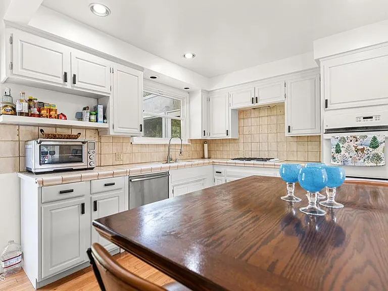 3323 Reta St — Photo 11
