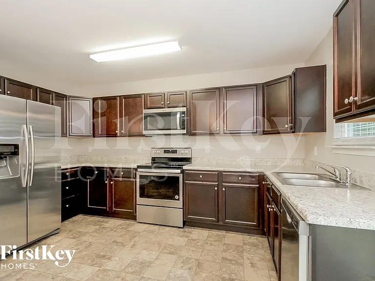825 Winterside Ln — Photo 6