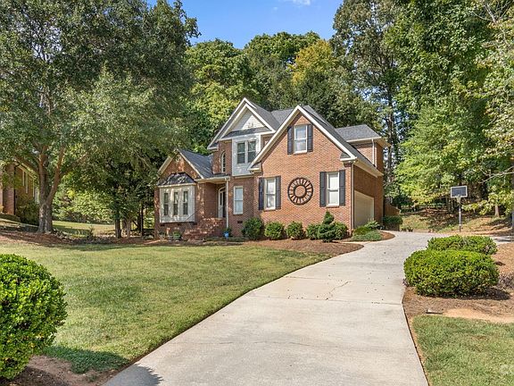 2nd image of 2808 Briar Cir