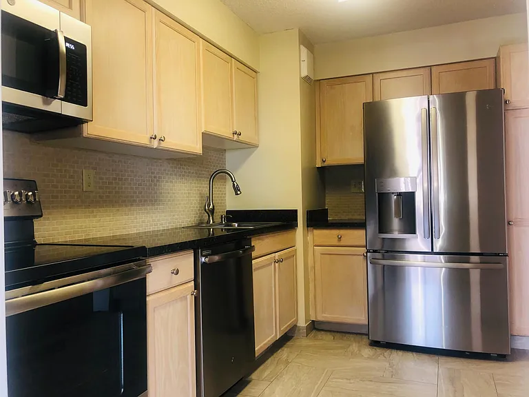 Excelsior II Apartments — Photo 28
