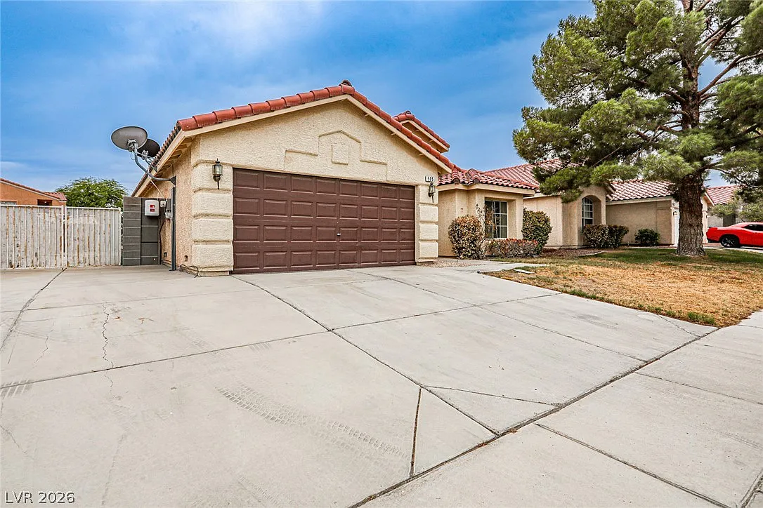 3 bed, 2.0 bath, 1523 sqft, $1,995 — Photo 2