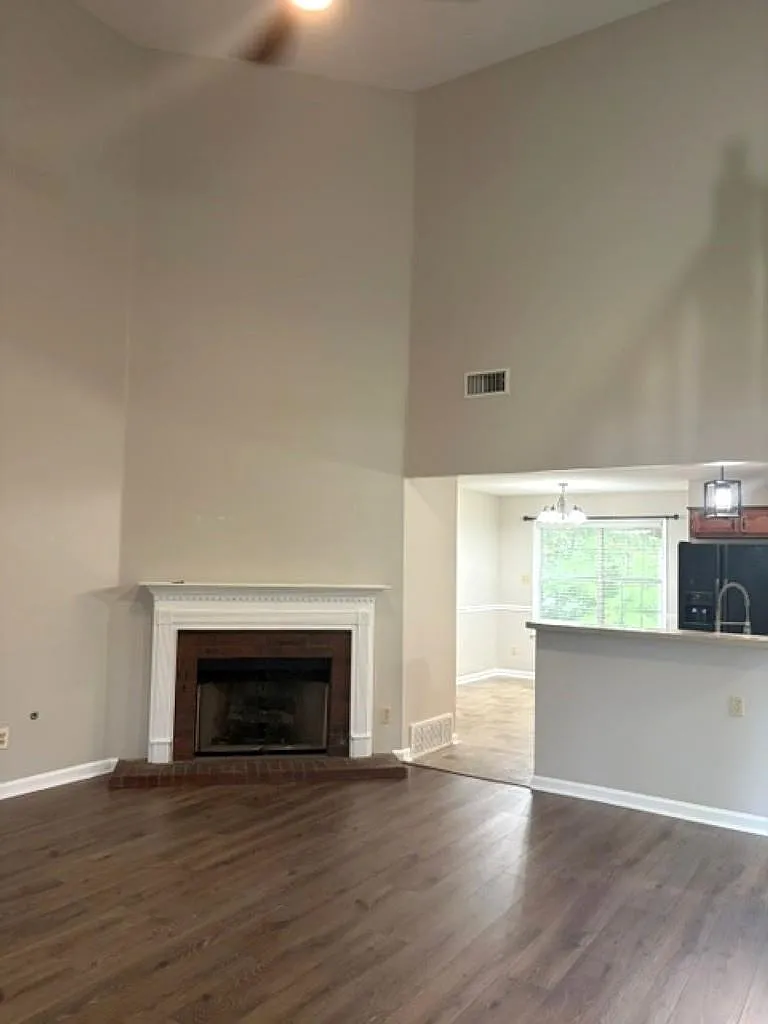4 bed, 2.5 bath, 1642 sqft, $2,195 — Photo 3