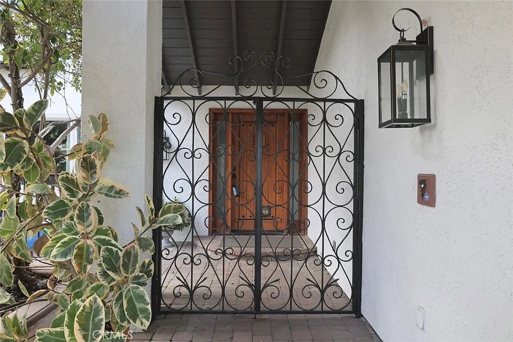 5 bed, 2.5 bath, 2848 sqft, $7,950 — Photo 2