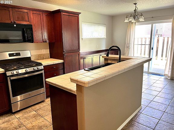 5th image of 724 NE 63rd Ave