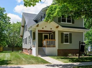 436 N Cook St, Barrington, IL 60010