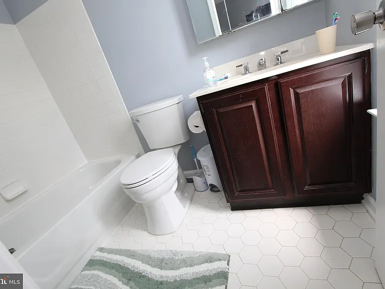 6 Halstead Pl — Photo 32