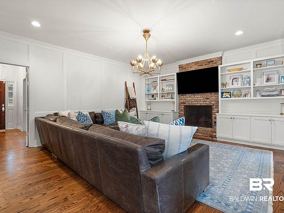 4th image of 483 Pine Ct